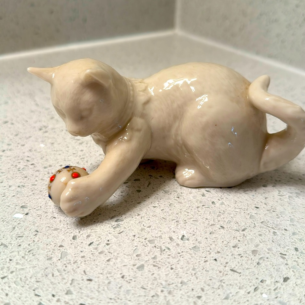 Lenox Cat w/Jeweled Ball porcelain Figurine
 4.75"L China Jewels Collection